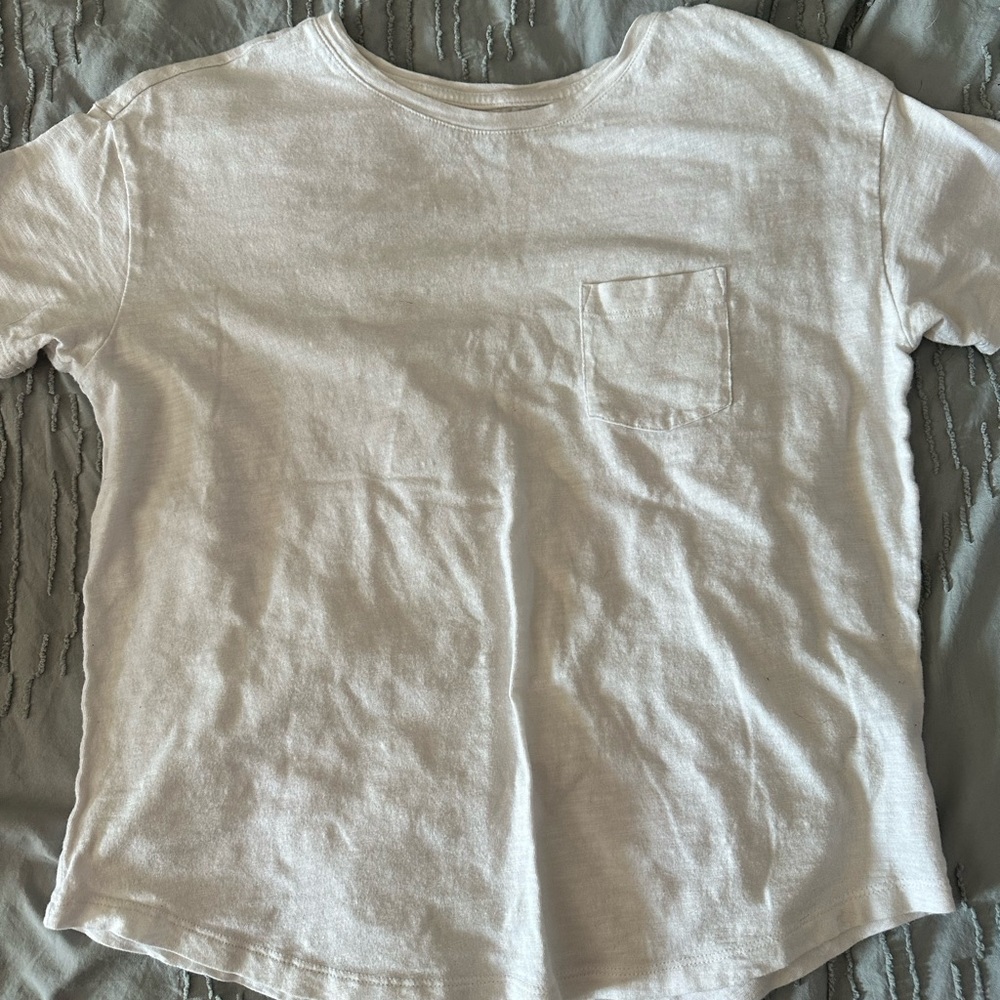 white old navy tshirt